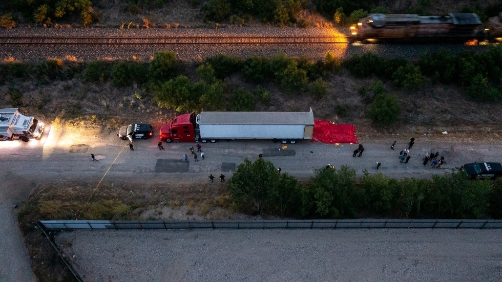 46 corpos encontrados em caminhão no Texas — RT World News