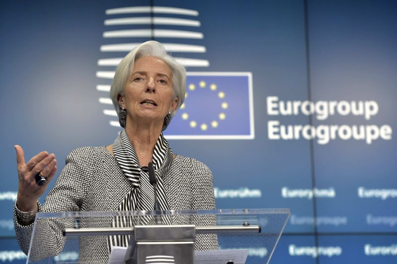 BCE vai manter países na linha mesmo que compre sua dívida, diz Lagarde Por Reuters