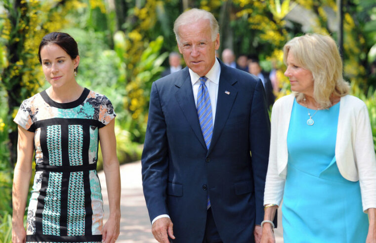 Rússia sanciona esposa e filha de Biden — RT World News