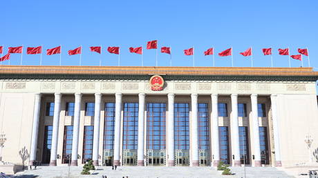 Bandeiras chinesas em um prédio do governo em Pequim, China, março de 2022. © VCG / VCG / Getty Images