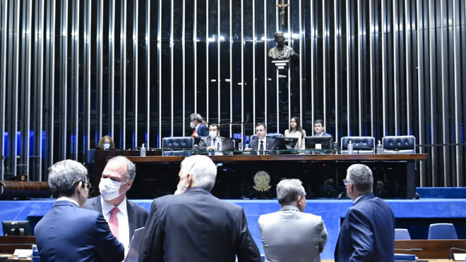 Senado adia votação de PEC que aumenta Auxílio Brasil e cria voucher-caminhoneiro