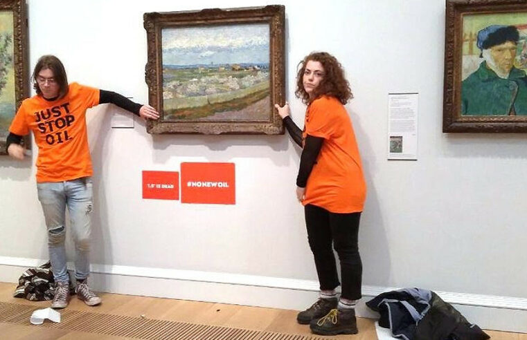 Ativistas anti-petróleo se colam à pintura de Van Gogh — RT World News