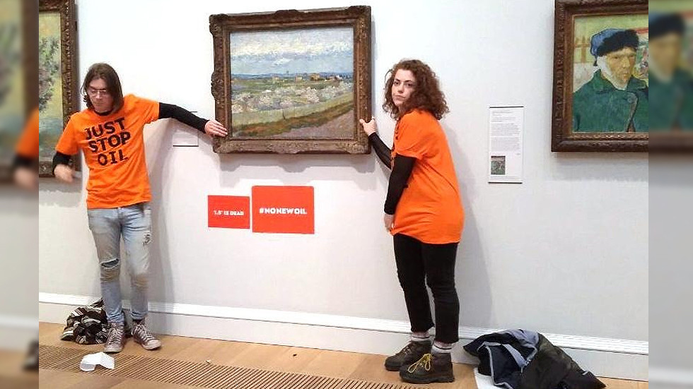 Ativistas anti-petróleo se colam à pintura de Van Gogh — RT World News