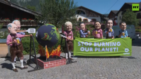 Ativistas da OXFAM realizam protesto em meio à cúpula do G7 na Baviera