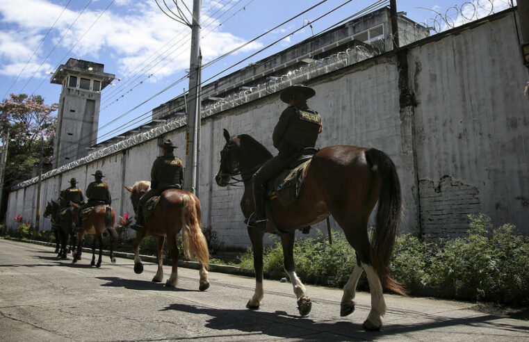 Dezenas de mortos em motim na prisão — RT World News