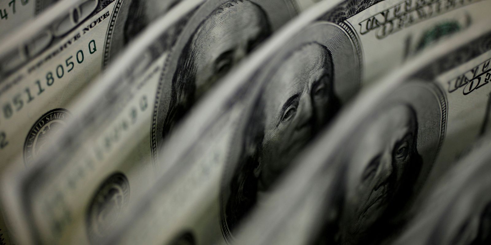 Dólar cai para R$ 5,19 em dia de ajustes no mercado