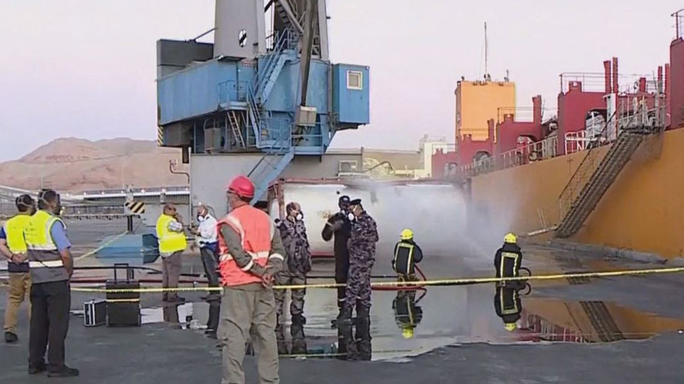 Explosão de gás cloro mata pelo menos dez e fere centenas (VÍDEO) — RT World News