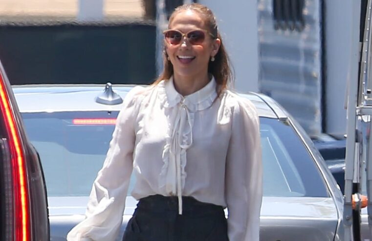 J Lo visita Ben Affleck no set em uma blusa e jeans dos anos 70