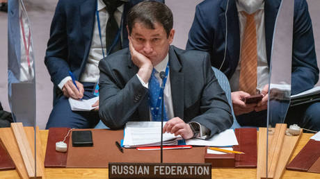 Medvedev comenta ameaça de tribunal do Ocidente