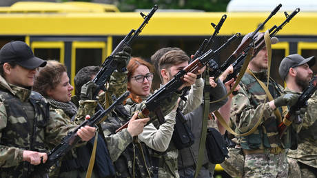 Lutadores da unidade de defesa territorial um exercício de treinamento fora de Kiev.  © AFP / seu Sergei Supinsky