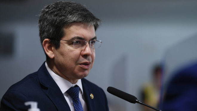 Randolfe aciona STF contra Bolsonaro por suposta interferência na Petrobras