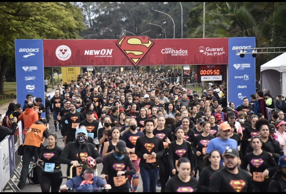 Superman & Supergirl Run volta a ser realizado após três anos e reúne milhares de corredores em São Paulo