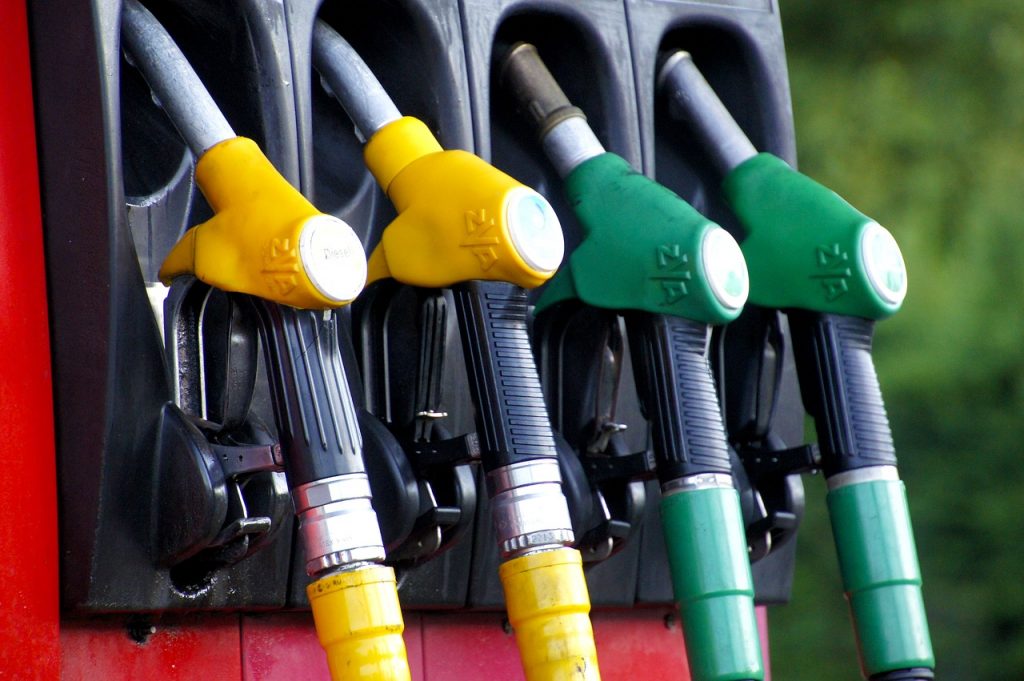 O preço da gasolina já se aproxima dos R$ 9, no Rio de Janeiro, e o diesel é vendo a R$ 8,63 na Bahia