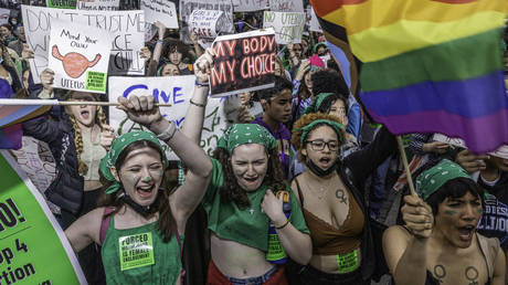 Estudantes marcham para protestar contra a derrubada de Roe v. Wade, que garante o direito ao acesso ao aborto, em Nova York, em 19 de maio de 2022.