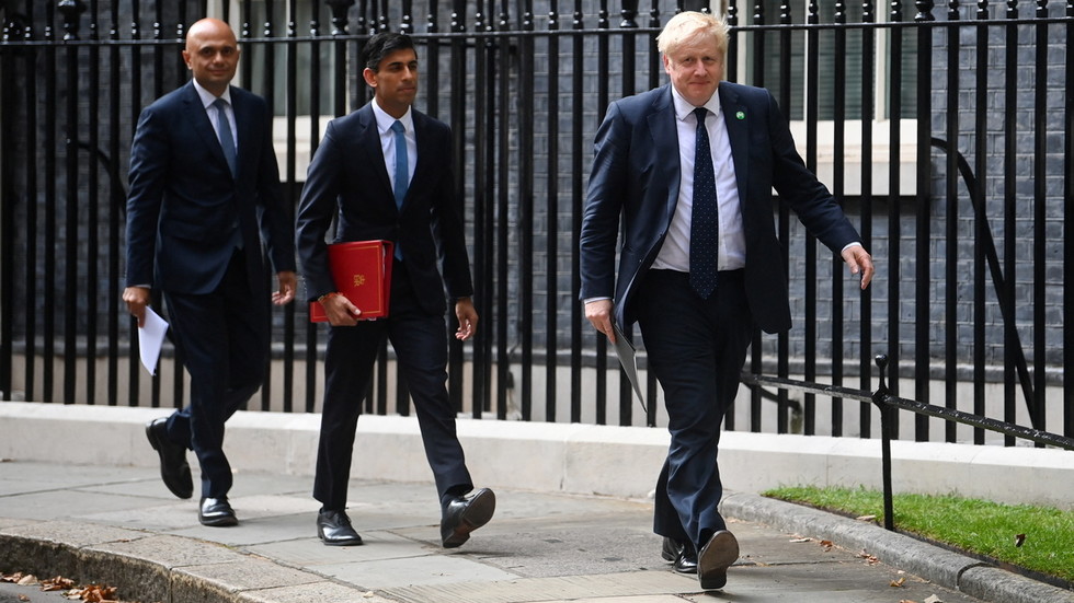 Principais membros do gabinete britânico renunciam — RT World News