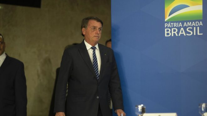Bolsonaro alinha com ministros estratégia para defender governo