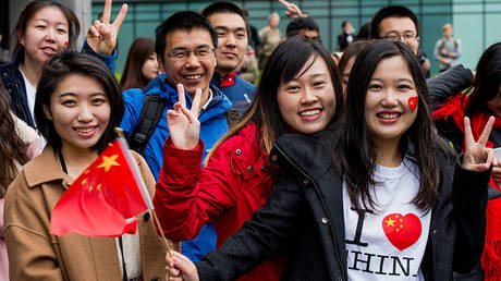 Estudantes chineses em Manchester, Inglaterra, são mostrados dando as boas-vindas ao presidente Xi Jinping durante sua visita de Estado em outubro de 2015 ao Reino Unido.