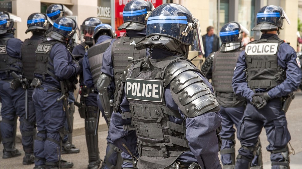 Polícia mata homem com Kalashnikov em cidade francesa – mídia – RT World News