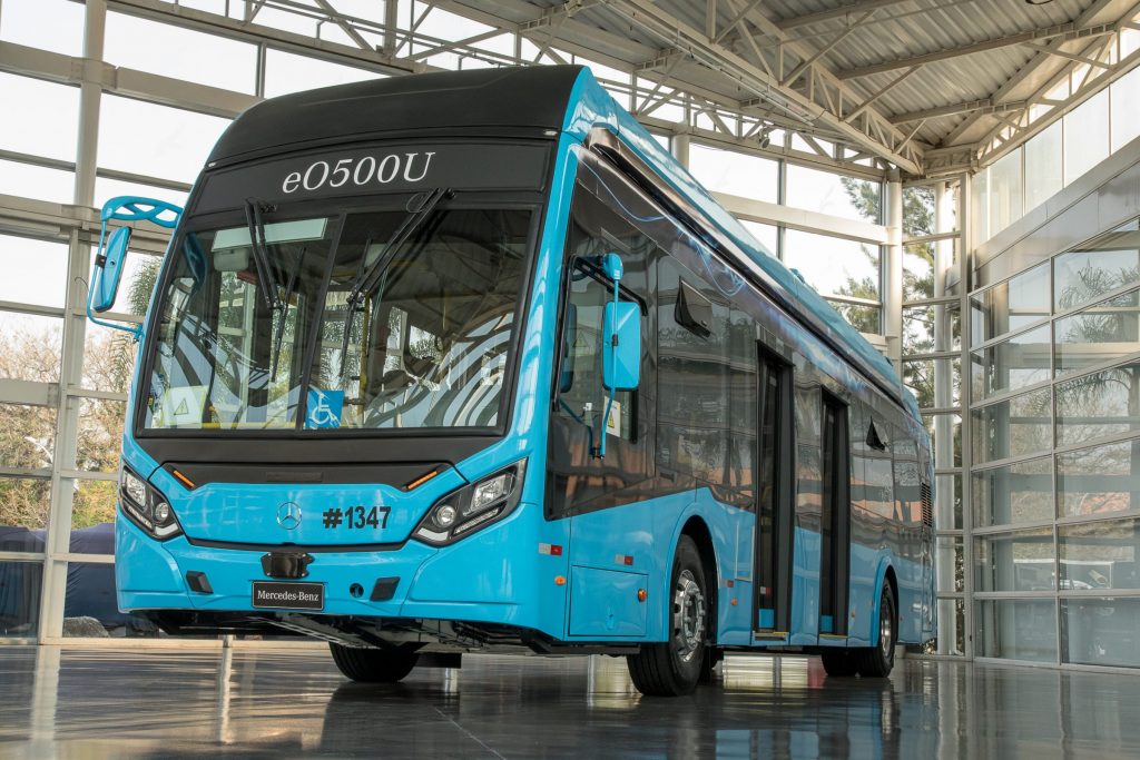 Confira os detalhes do ônibus elétrico da Mercedes-Benz, veículo que será lançado ainda em 2022, bem como os planos da marca para o mercado