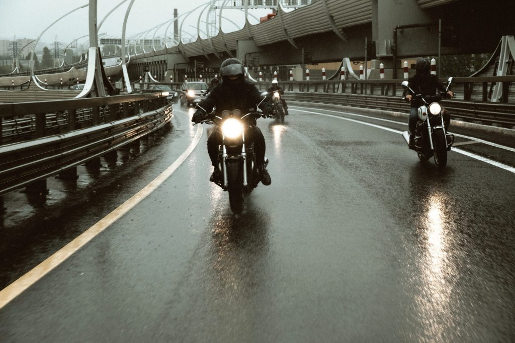 Cuidados para pilotar a moto na chuva com segurança