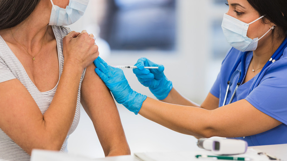 Estudo revela como as vacinas Covid-19 afetam os períodos — RT World News