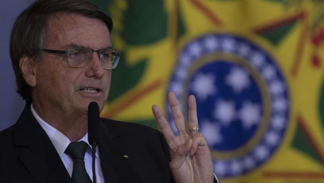 Bolsonaro questiona sistema eleitoral em reunião com embaixadores