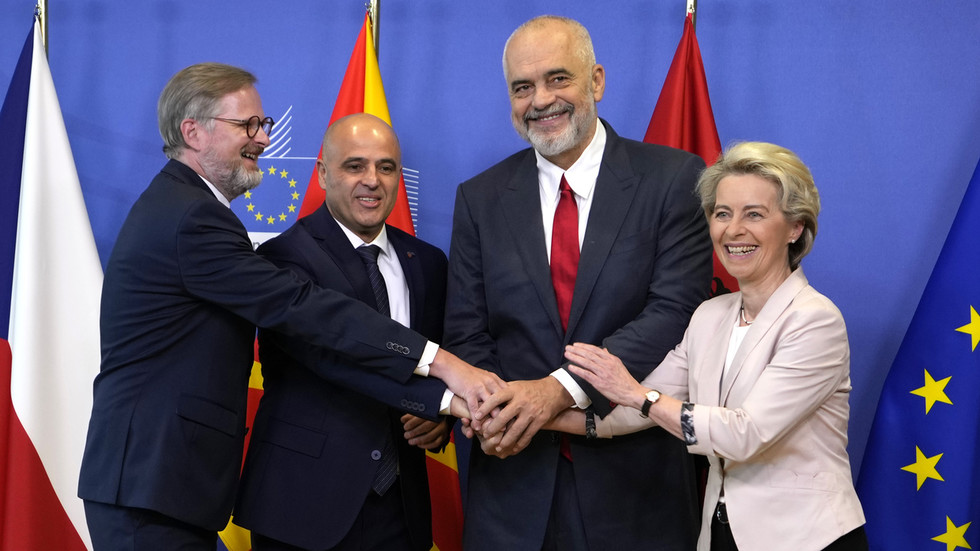 UE abre negociações de adesão com mais dois países — RT World News