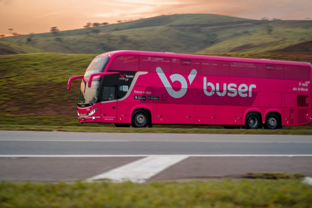 Pesquisa revela que viagens de ônibus por aplicativo é o meio de transporte mais usado pelo brasileiro devido o baixo custo