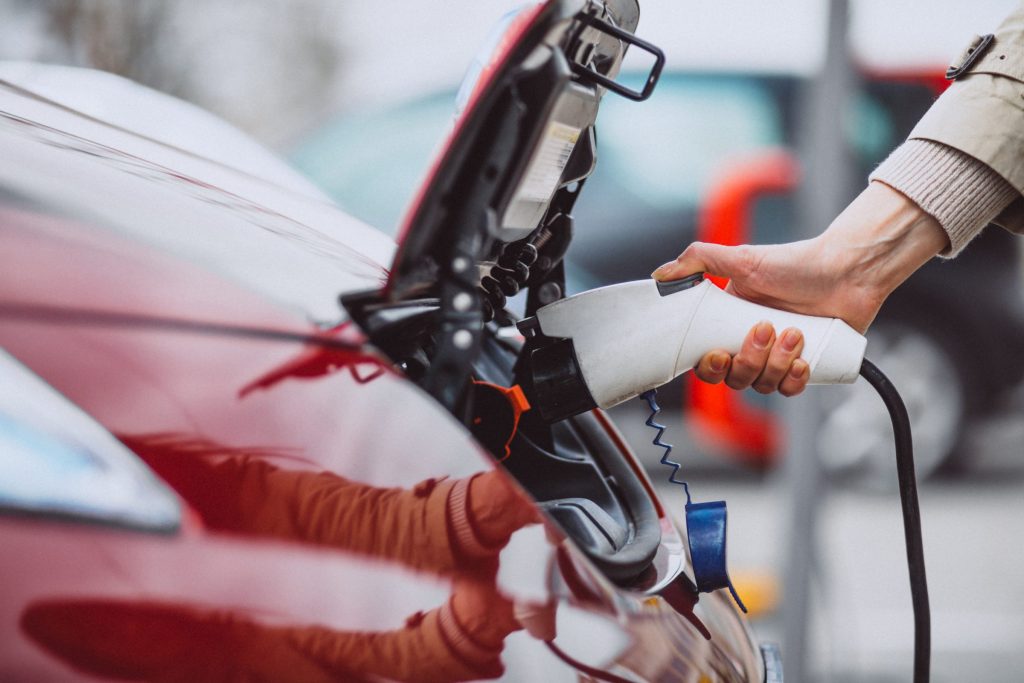 Carros elétricos chegam a ser mais seguros para enfrentar trechos de alagamento 