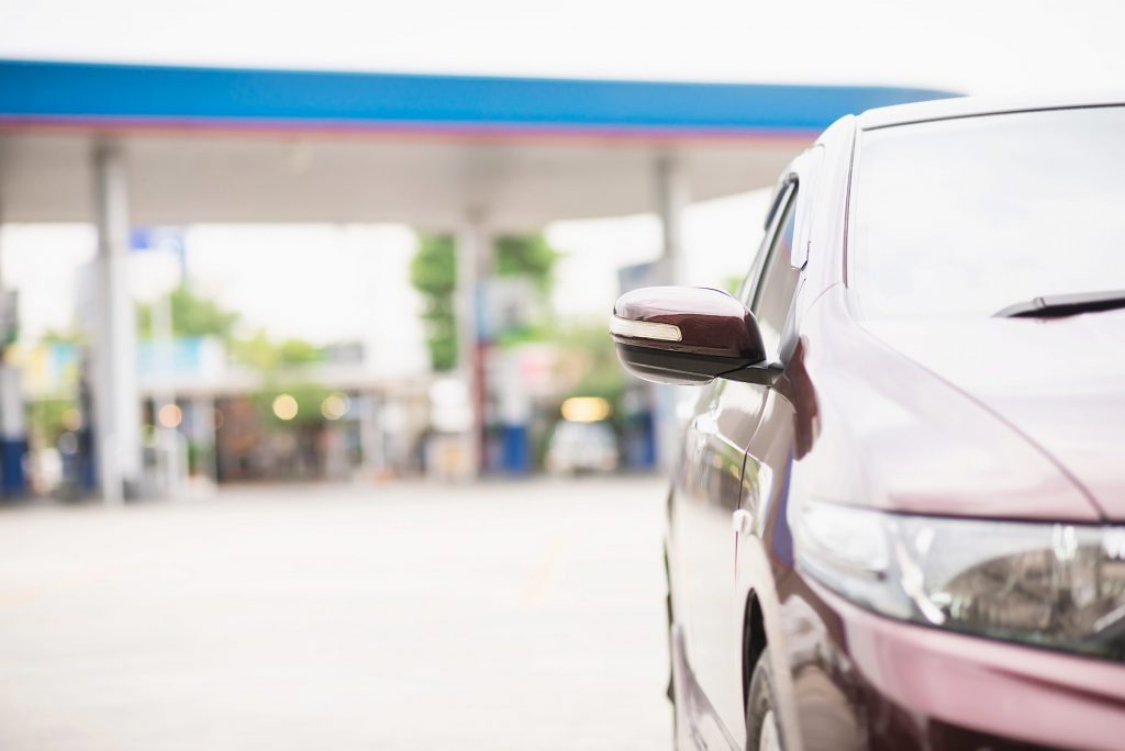 O preço da gasolina registrou queda em todo território após aumento dos tributos nacionais;  veja o novo cenário