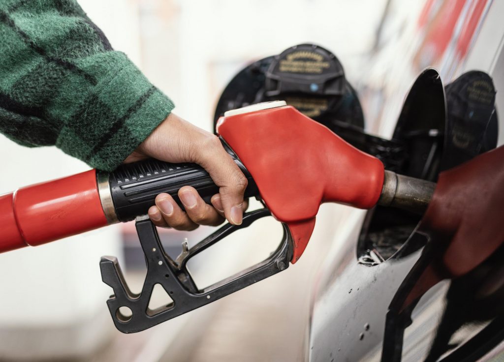 O preço da gasolina registrou queda em todo território após aumento dos tributos nacionais;  veja o novo cenário