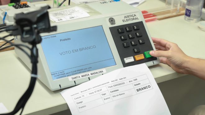 Defesa quer convencer TSE a mudar teste das urnas ainda em 2022