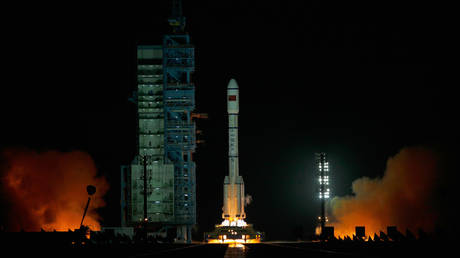 Um foguete Longa Marcha 2F transportando o primeiro módulo de laboratório espacial do país, Tiangong-1, decola do Centro de Lançamento de Satélites de Jiuquan em Jiuquan, província de Gansu, na China.  © Getty Images / Lintao Zhang