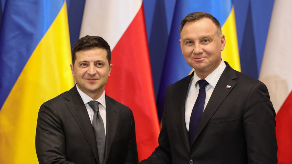 Deputados ucranianos aprovam ‘status especial’ para poloneses — RT World News