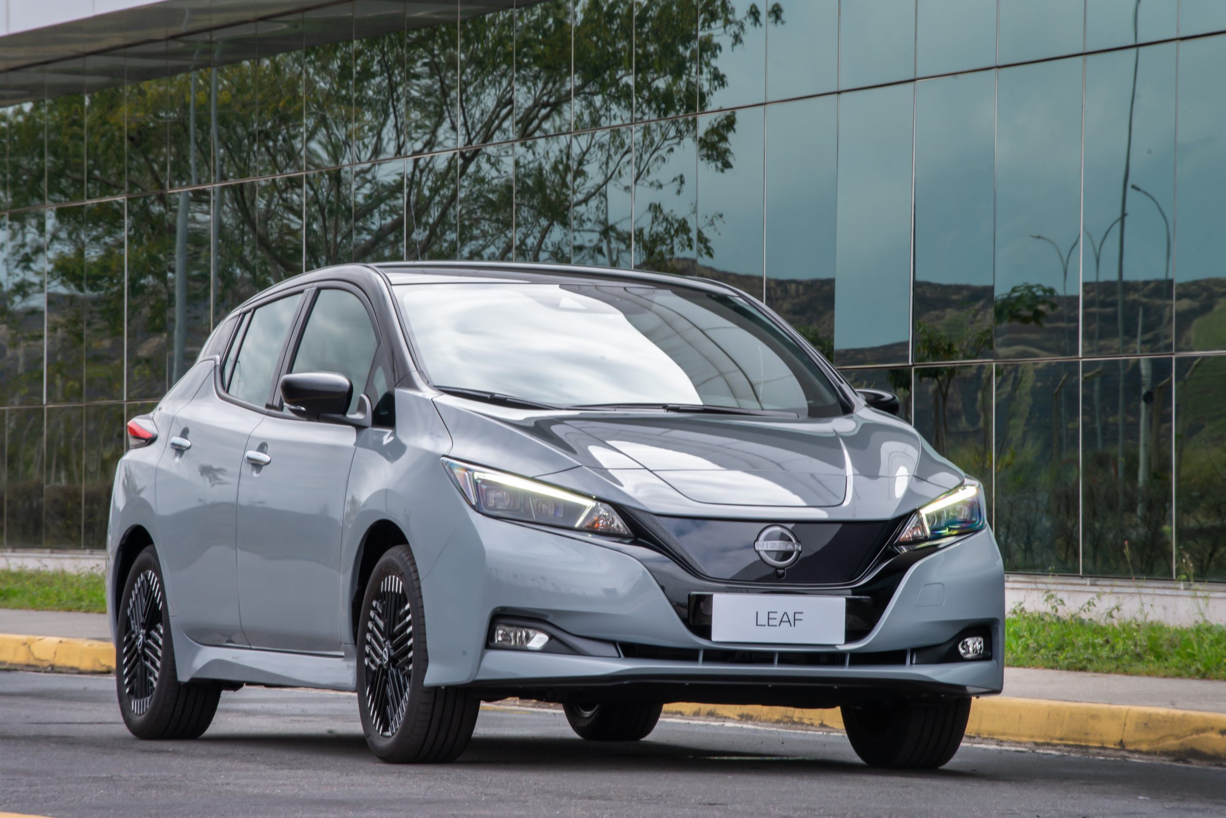 Calculadoras online mostram o tempo de recarga do Nissan Leaf