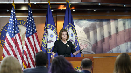 ARQUIVO - A presidente da Câmara dos EUA, Nancy Pelosi, da Califórnia, fala em sua coletiva de imprensa semanal, 14 de julho de 2022, no Capitólio, em Washington.