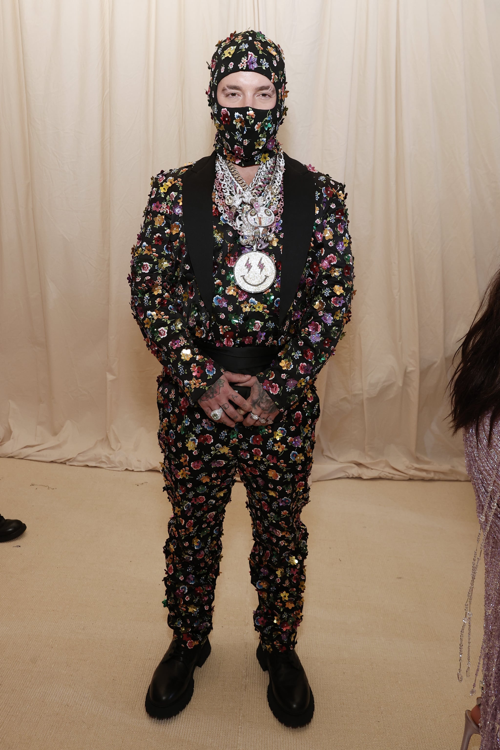 NOVA YORK, NOVA YORK - 13 DE SETEMBRO: J Balvin participa do 2021 Met Gala Celebrating In America: A Lexicon Of Fashion no Metropolitan Museum of Art em 13 de setembro de 2021 na cidade de Nova York.  (Foto de Arturo Holmes/MG21/Getty Images)