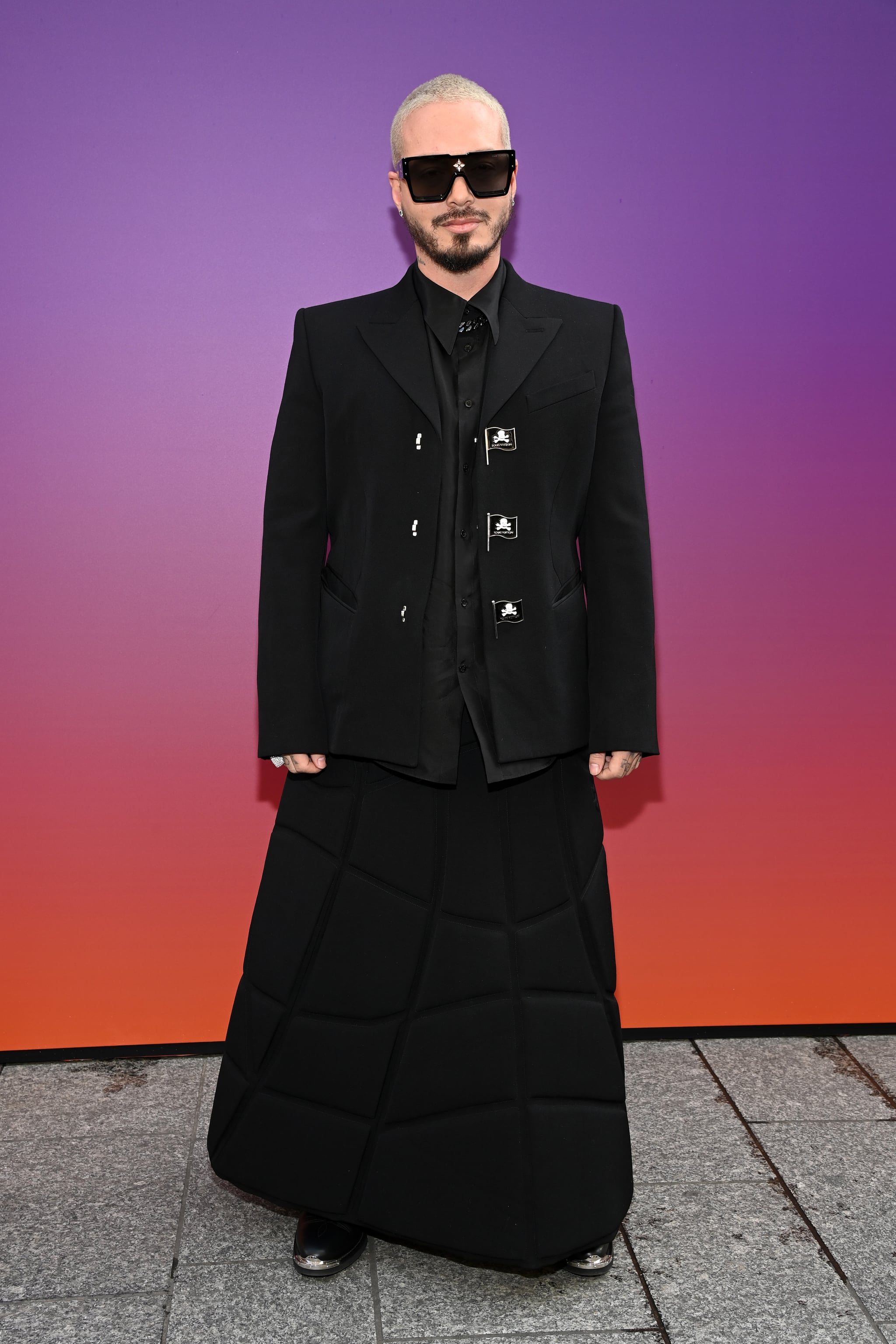 PARIS, FRANÇA - 20 DE JANEIRO: J. Balvin participa do desfile Louis Vuitton Outono/Inverno 2022/2023 como parte da Paris Fashion Week em 20 de janeiro de 2022 em Paris, França.  (Foto de Pascal Le Segretain/Getty Images para Louis Vuitton)