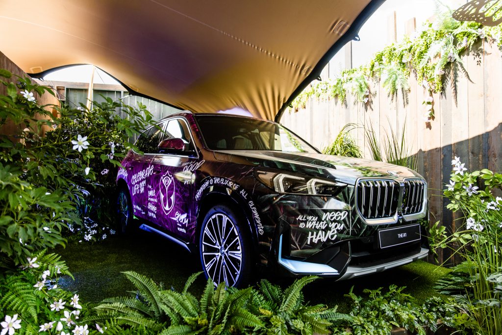 O SUV 100% elétrico, BMW iX1, foi exposto no festival de música eletrônica com carroceria completamente personalizada