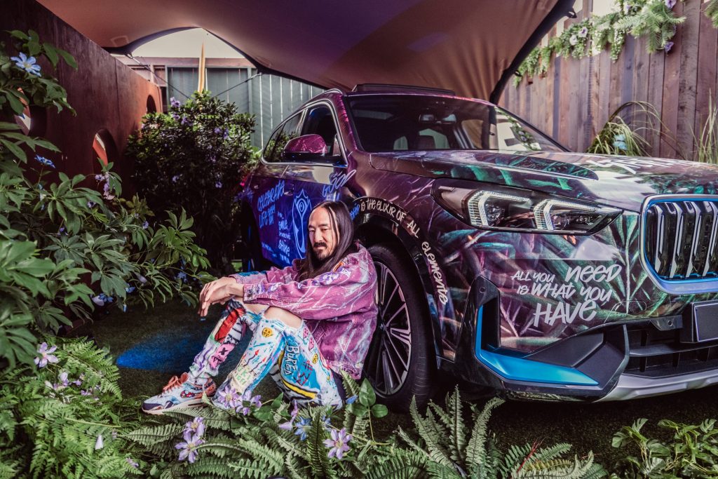 O SUV 100% elétrico, BMW iX1, foi exposto no festival de música eletrônica com carroceria completamente personalizada