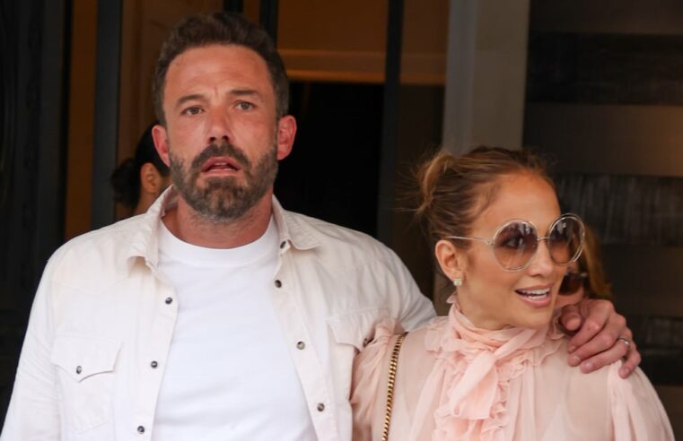 Blusa Pink Pussy Bow da J Lo com Ben Affleck na lua de mel