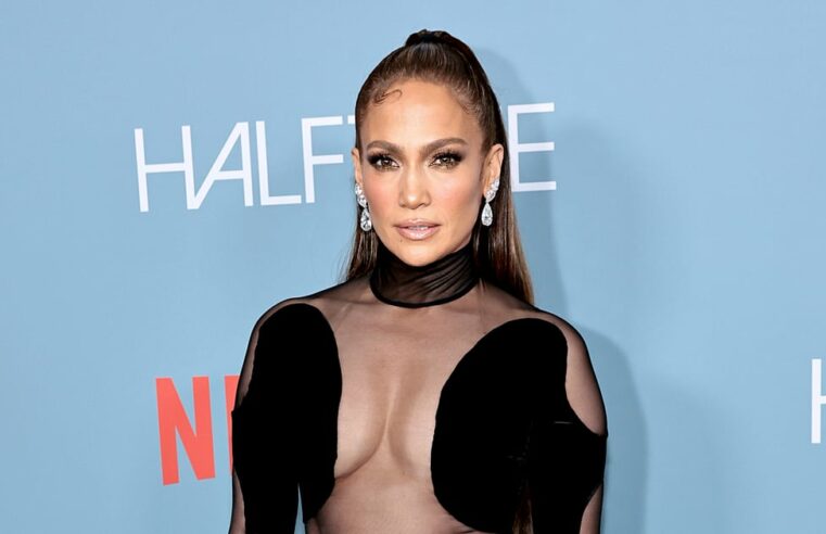 Body preto recortado de J Lo para sua campanha de beleza JLo