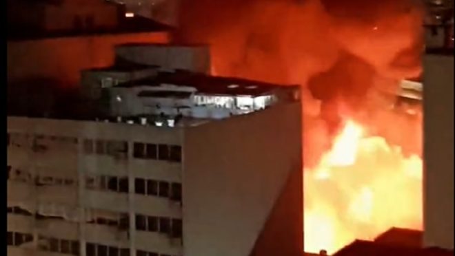 Bombeiros controlam incêndio de grandes proporções no centro de São Paulo