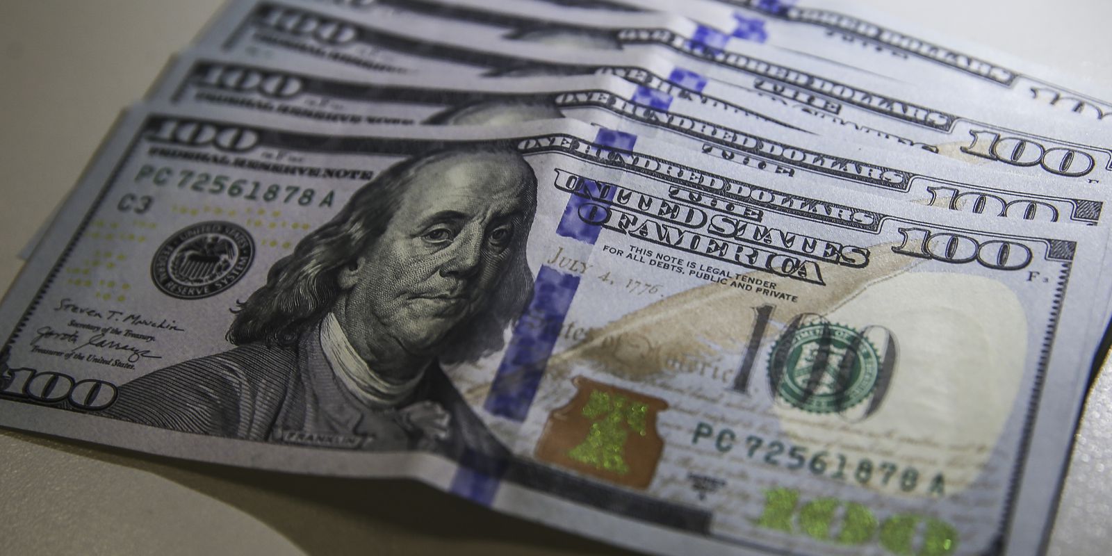 Dólar cai para R$ 5,08 após inflação desacelerar nos EUA
