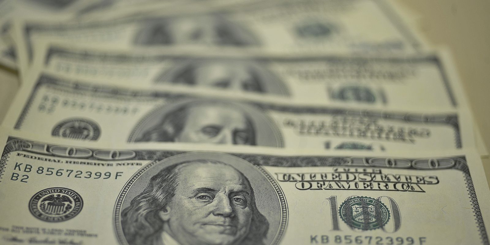 Dólar cai para R$ 5,40, mas tem maior alta semanal em um mês