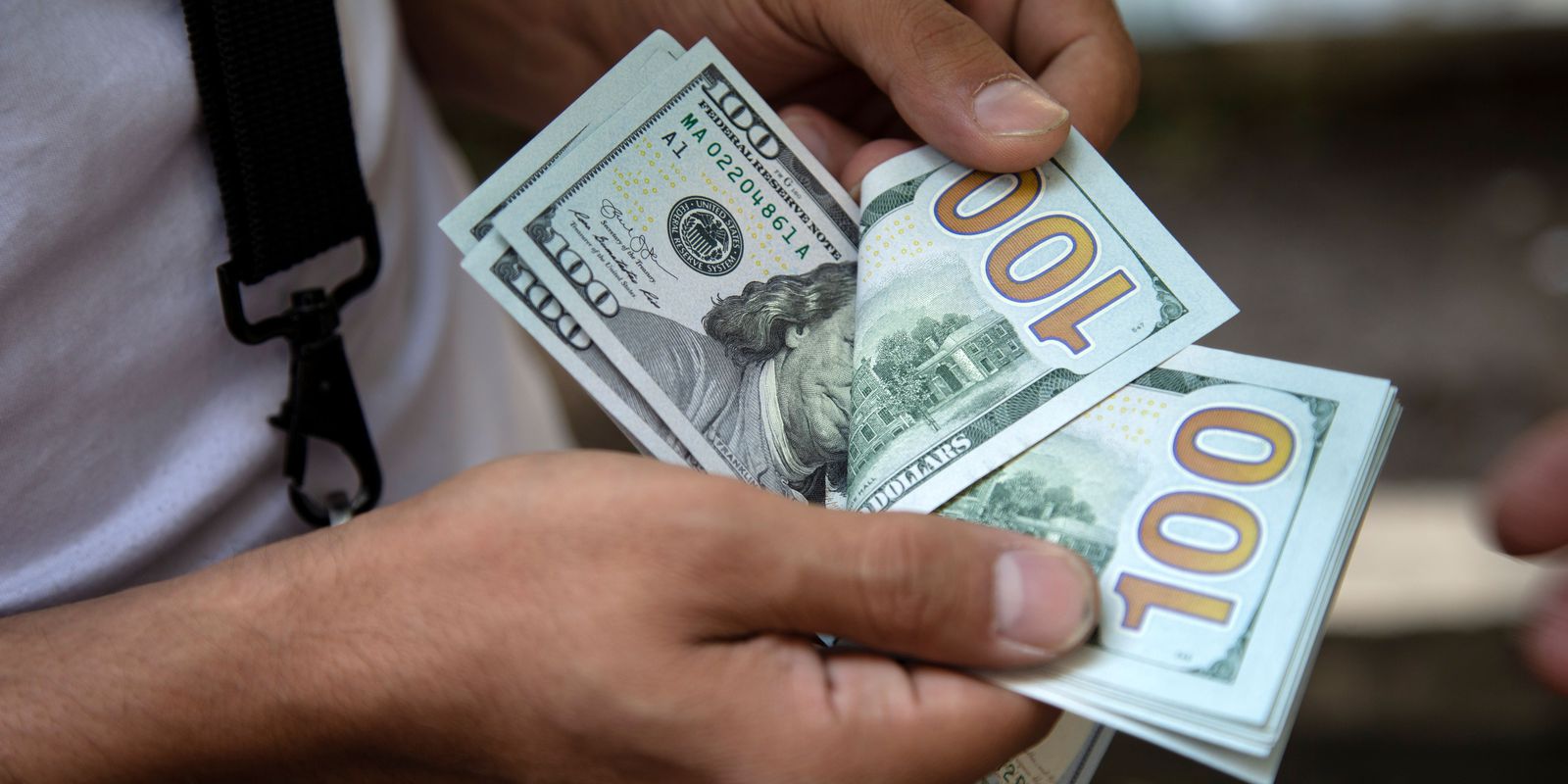 Dólar fecha perto de R$ 5,50 e sobe quase 2% na semana