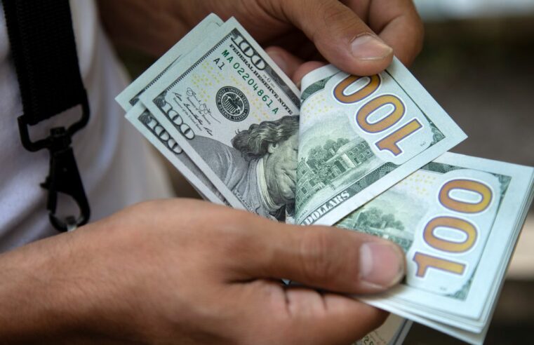 Dólar tem maior alta diária em seis meses e fecha a R$ 5,30