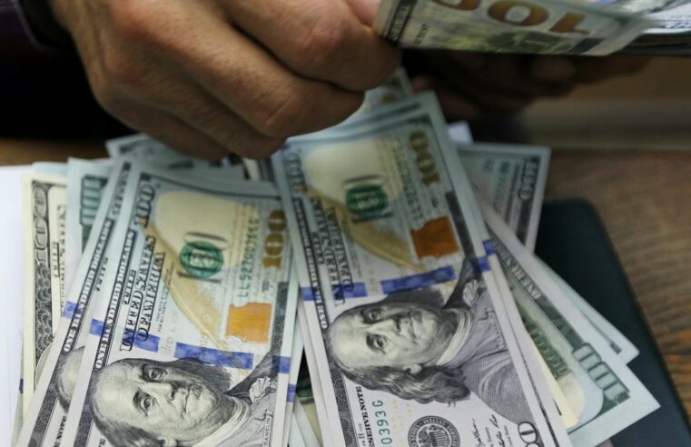 Dólar sobe para R$ 5,17, mas fecha julho em baixa de 1,16%