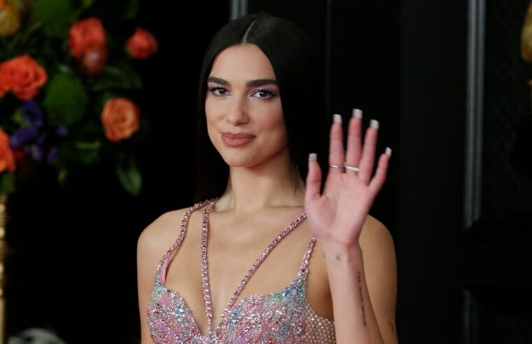 Dua Lipa usa vestido de renda Bottega Veneta para casamento