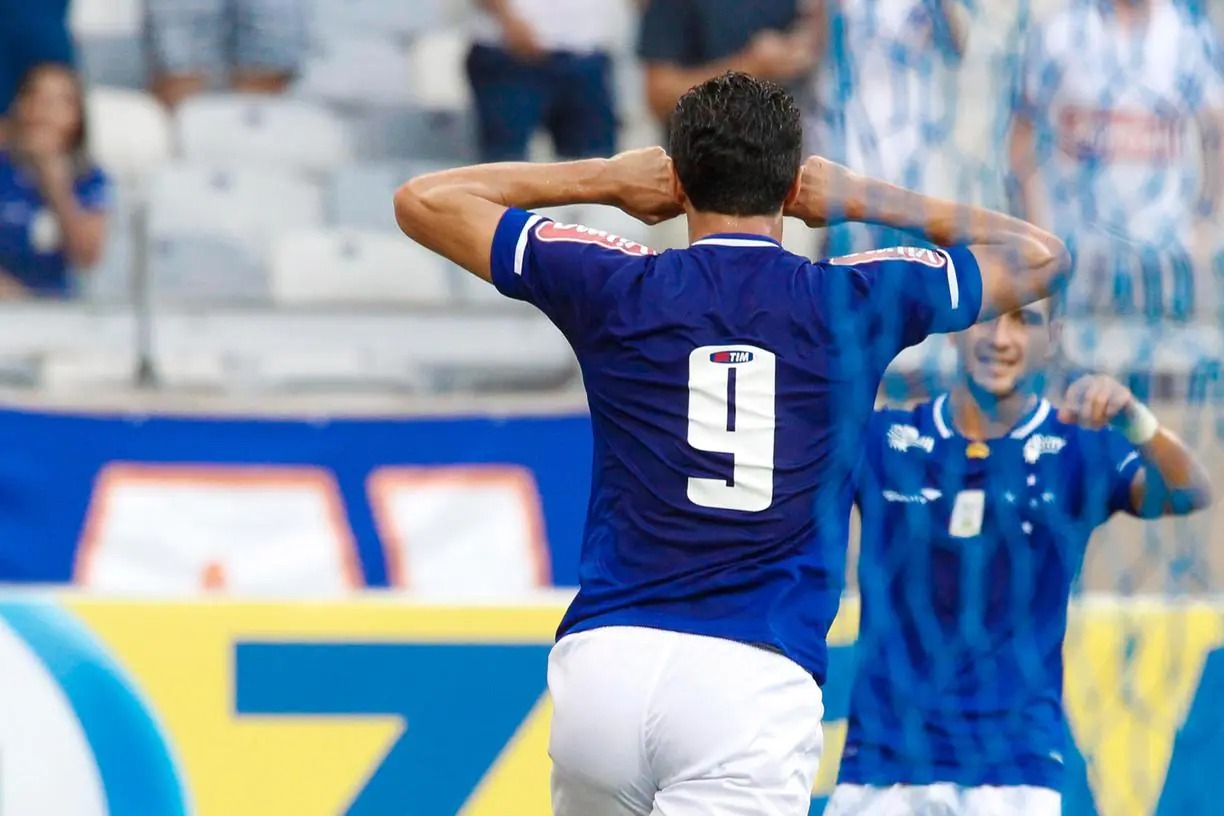 Ex-artilheiro do Cruzeiro pode virar camisa nove de Mano Menezes no Internacional